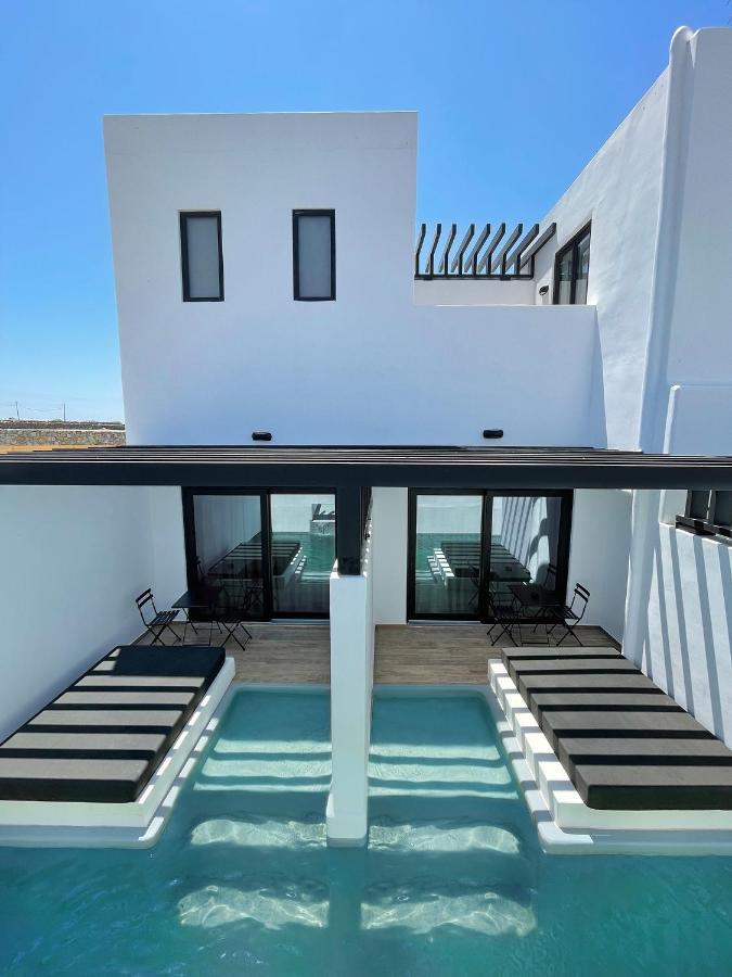 Habitación con cama extragrande y vistas a la piscina