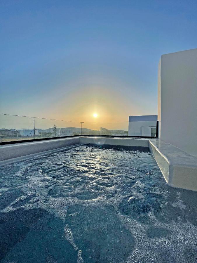 Habitación con cama extragrande y bañera de hidromasaje