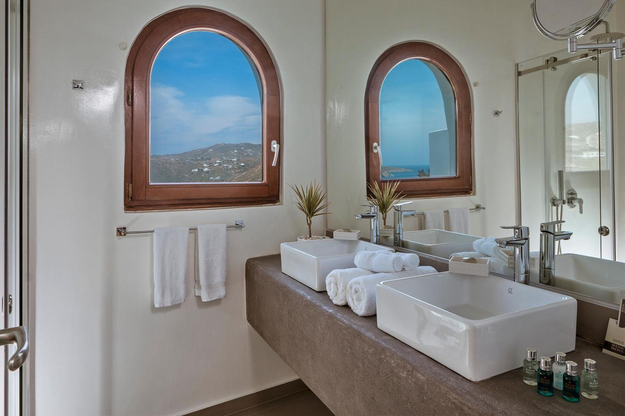 Junior Suite Outdoor Jetted Tub Sea View