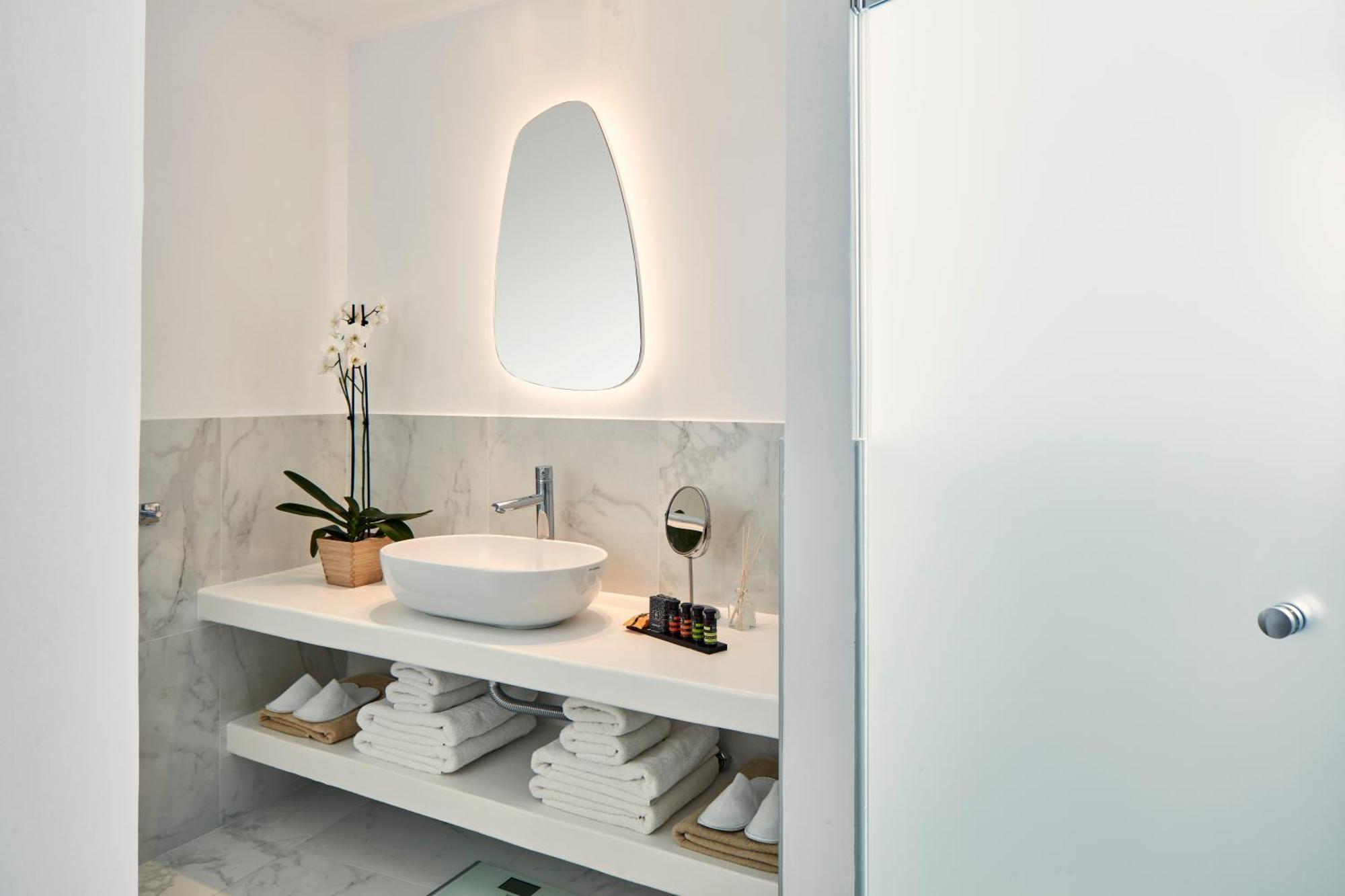 Suite Luna de Miel con vistas al mar y bañera de hidromasaje al aire libre
