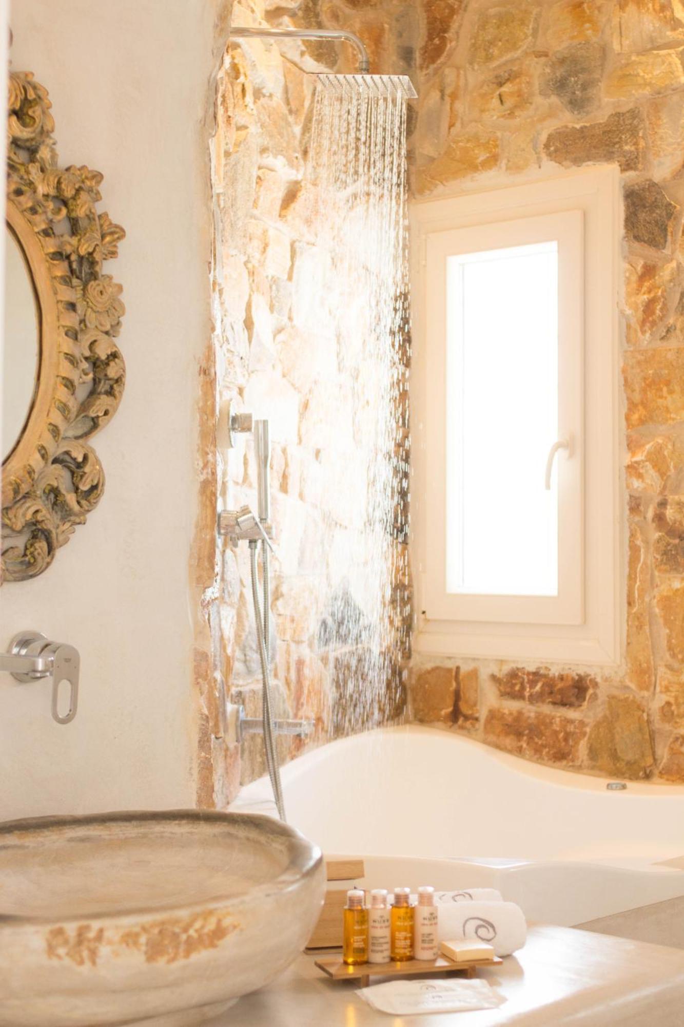 Villa d'Art Privée Deluxe avec 3 Chambres et Jacuzzi Extérieur - Vue Panoramique sur Mer - Bâtiment Annexe